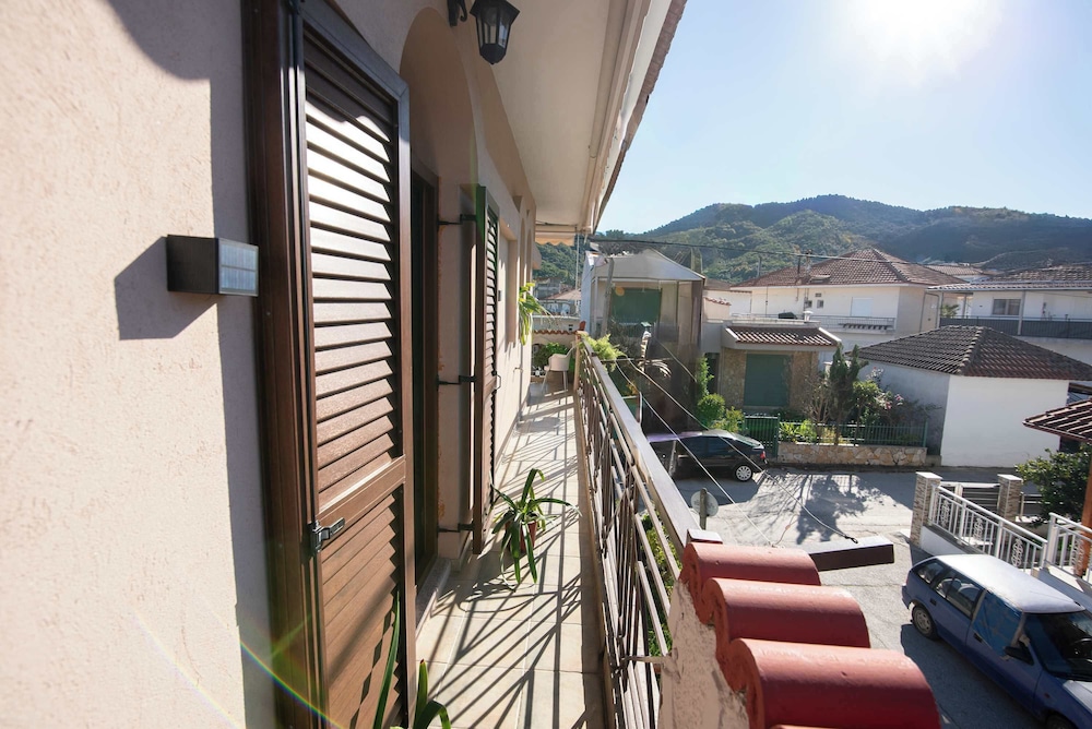 Sunrise Suite Olympiada - Luxury Beachfront Escape