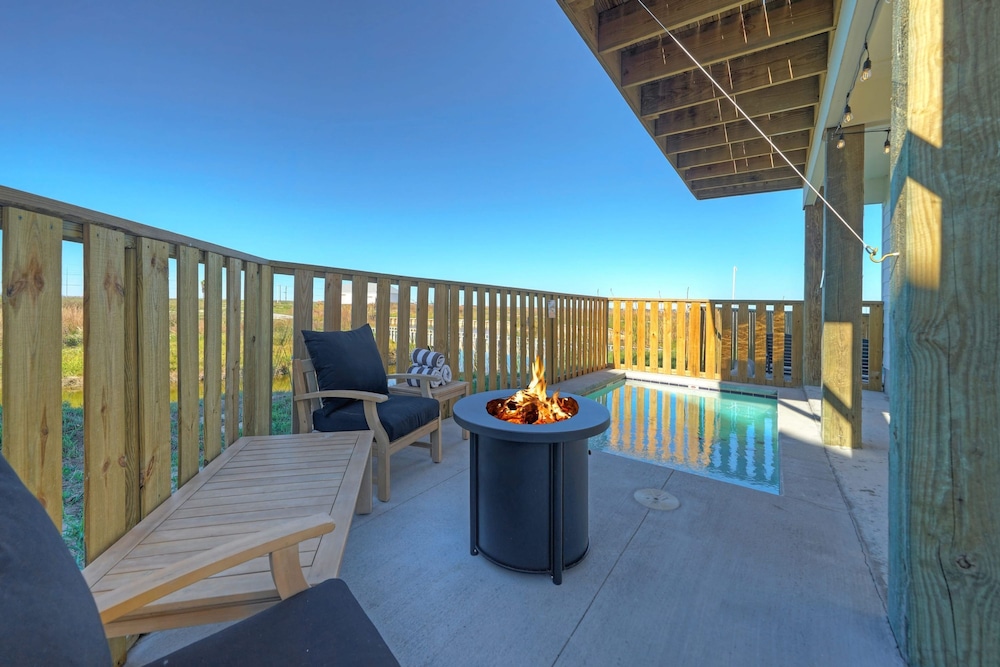 Cart-friendly Boardwalk to the Beach Private Pool Firepit Pond Views Bayview