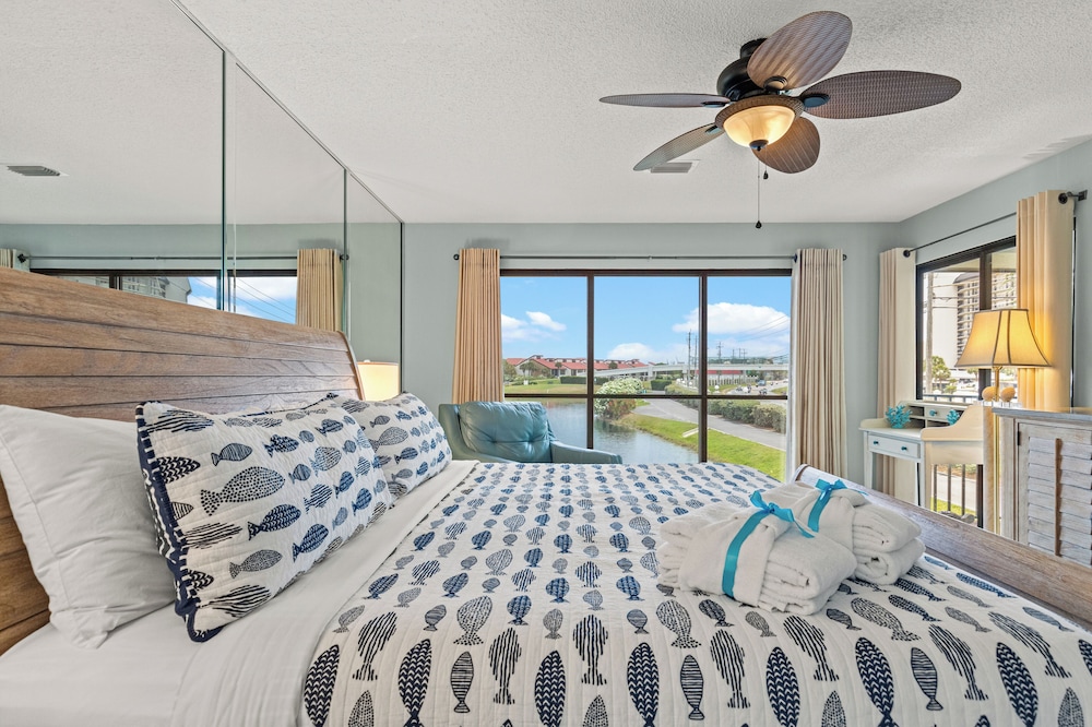 One More Round! 3BR 3BA Sleeps 10! 11 Pools! Golf Courses! Tennis Courts!