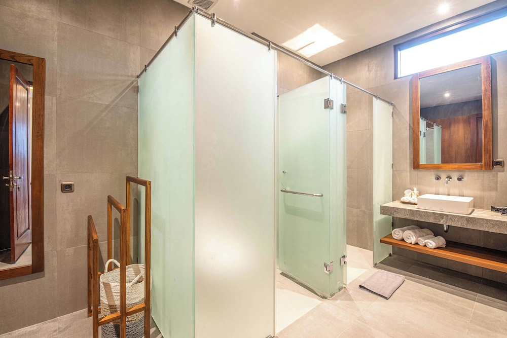 5-br Beach Villa in Canggu Overlooking Rice Fields