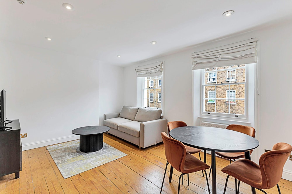 One-bedroom Abode With A Balcony In Central London