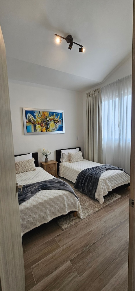 The Beach Spacious 2 Bedroom 2 Bath Apartment on top Floor With Stunning Views