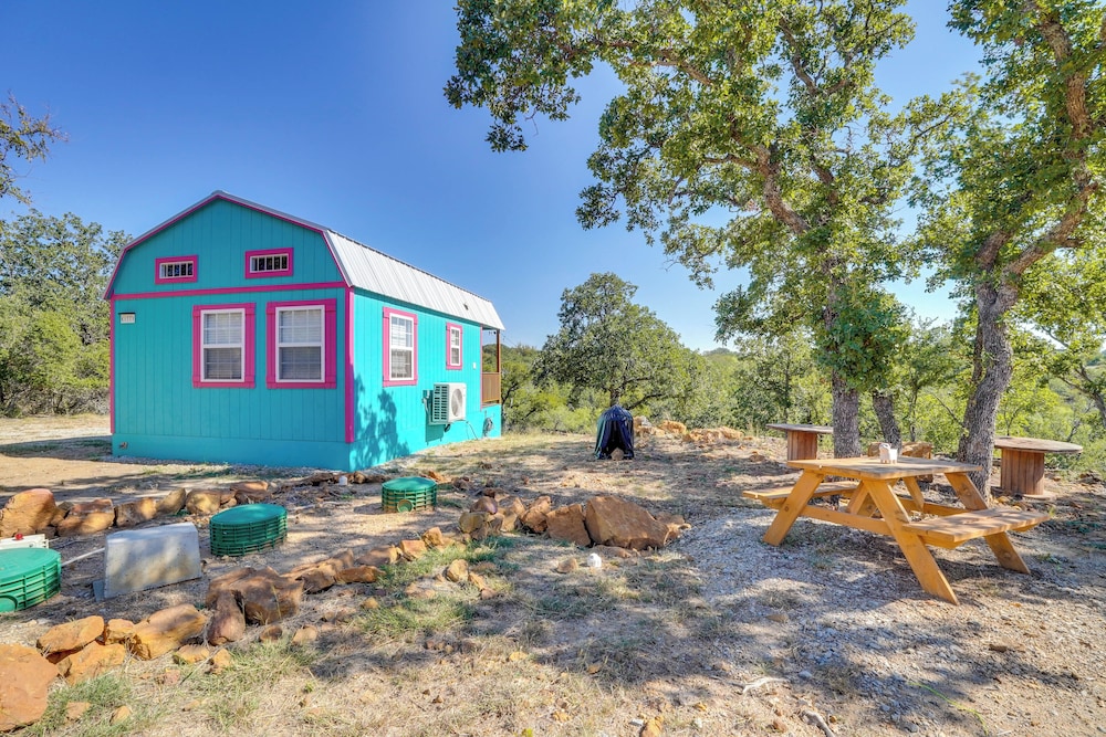 'galactikitty' - Quirky Cabin Near Lake Brownwood!