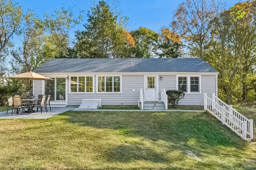 3BR Home Walk to Beach w/ Outdoor Shower & Grill