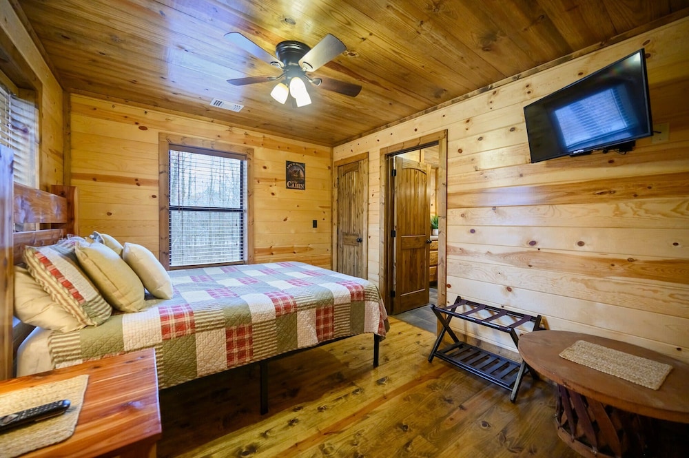 Whitetail Retreat Cabin for 13!