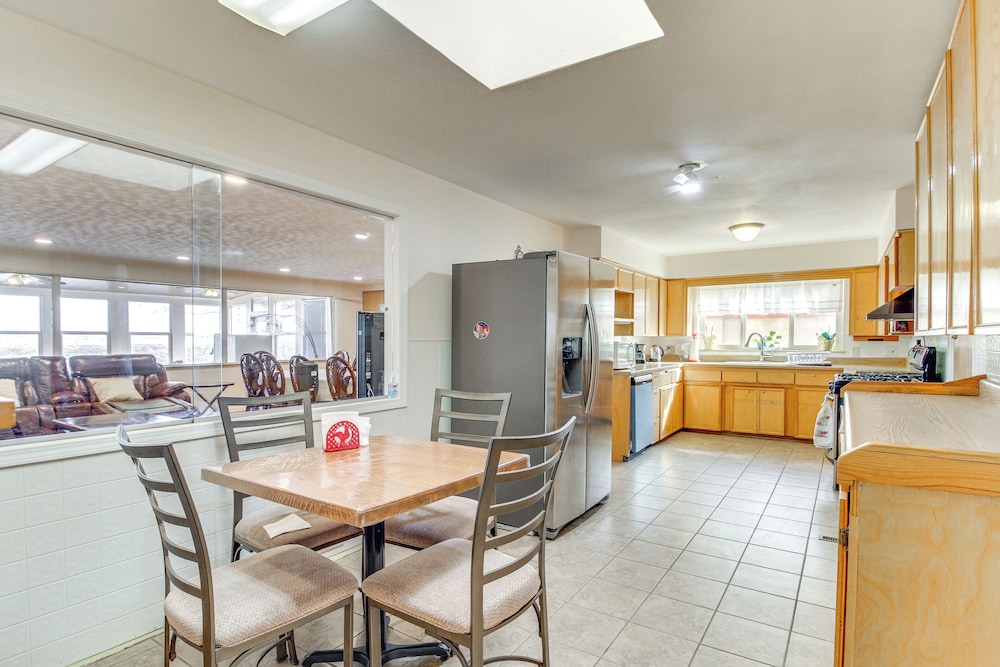 Mtn Views, Patio + Grill: Family Home, 6 Mi to UNM