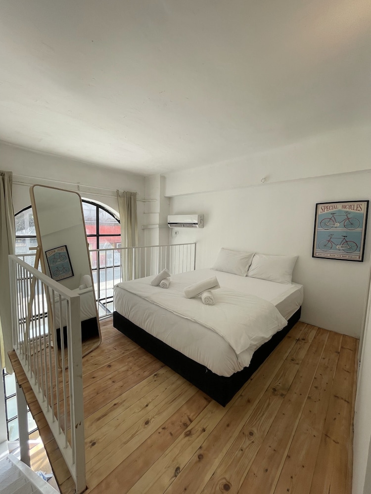 DeBlox living - Alhambra Apartments view 2