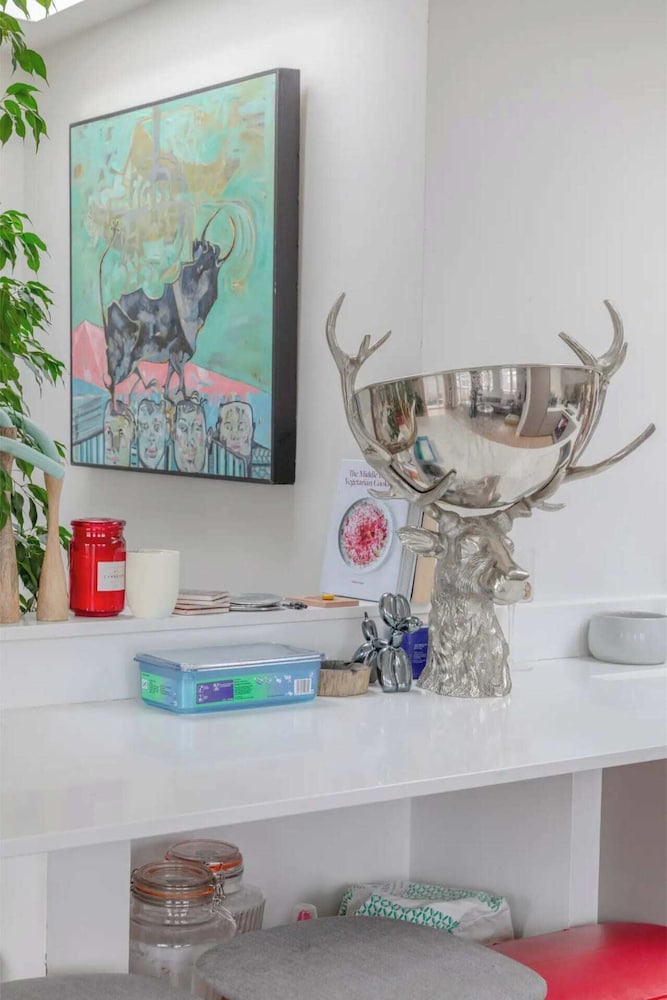 Sleek & Spacious 2BD Flat - Clapham
