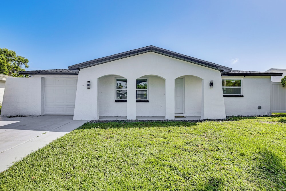 Canal-front Holiday Home Near Beach: Swim & Paddle