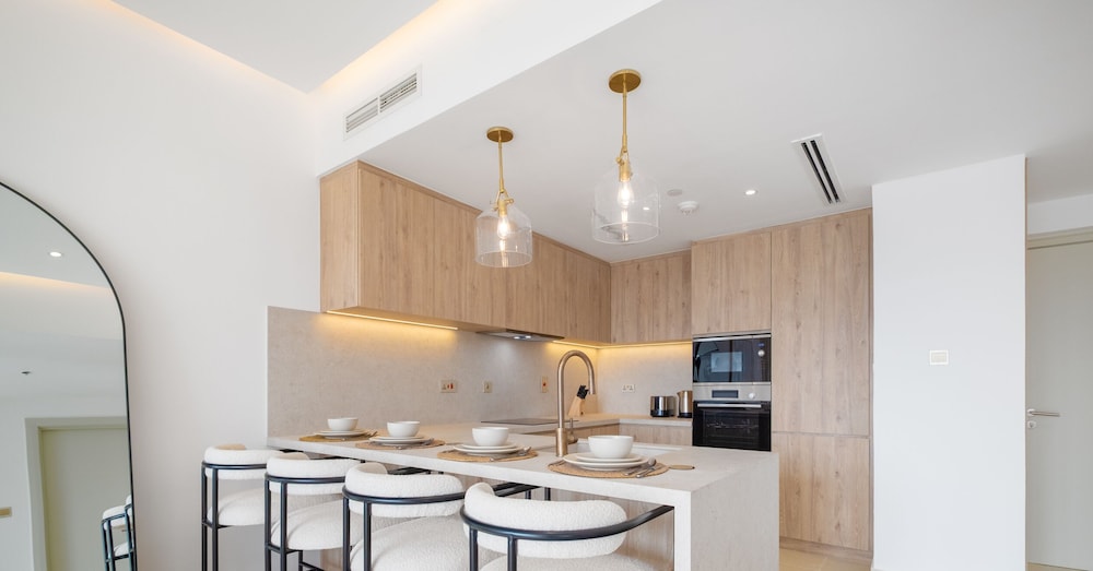 LUX The Modern Golf Skyline Suite