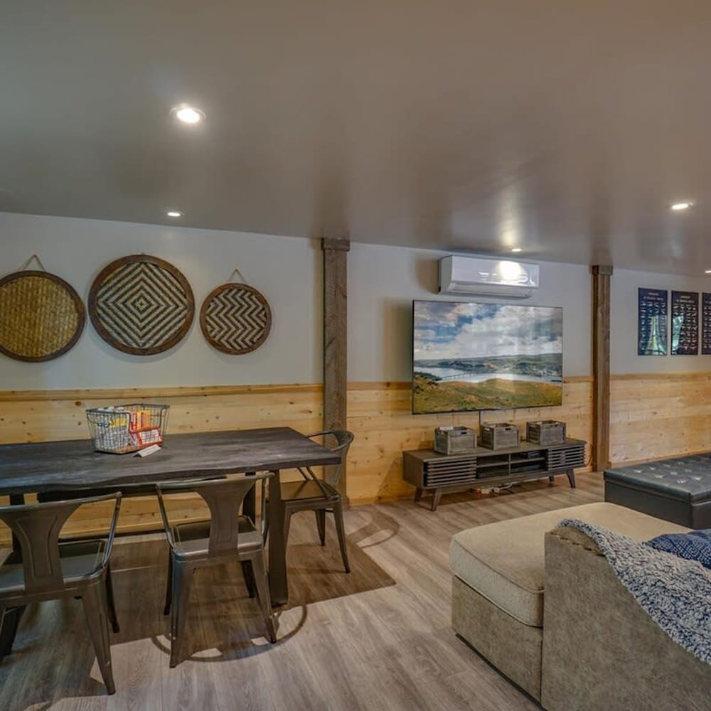 Jurassic Themed Adventure 4BR Home With Hot Tub