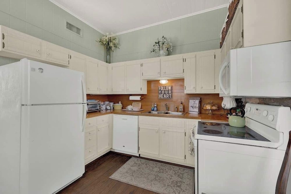 Fountain Suite-stay Right on Historic Main Street in the Heart of Fredericksburg