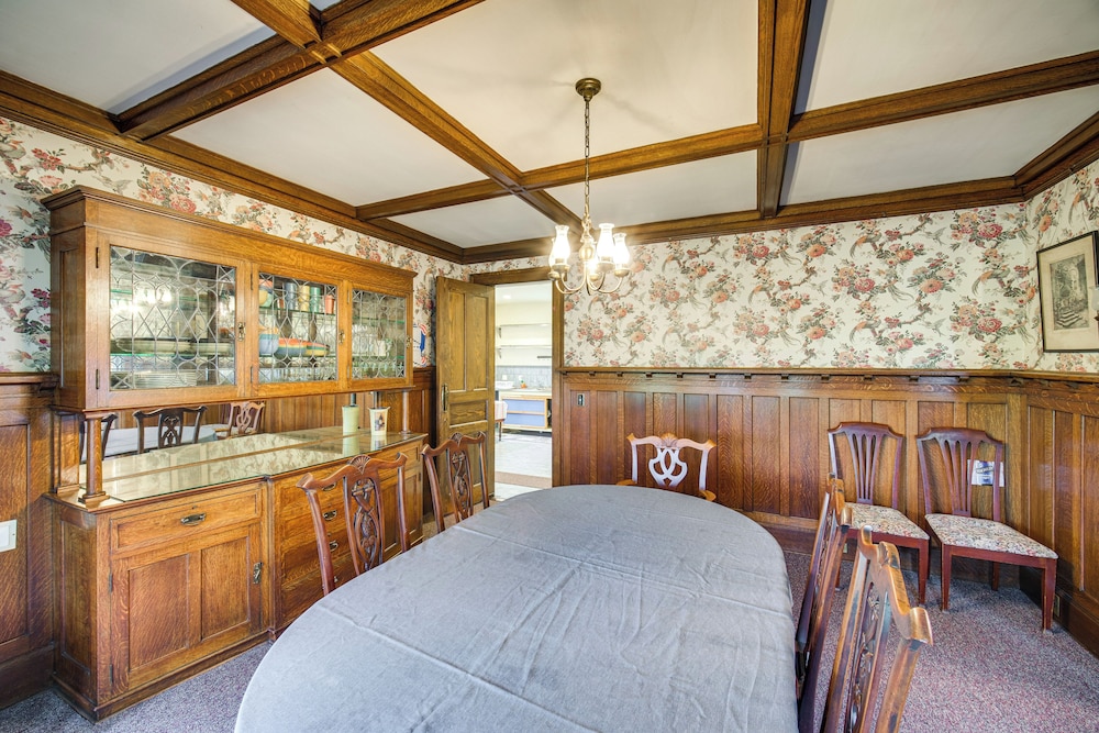 2 Mi to Lake Erie: Spacious Retreat Near Cafes!
