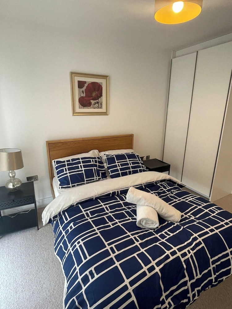 1 Bed Apartment- Sleeps 2, Parking, Pets Allowed