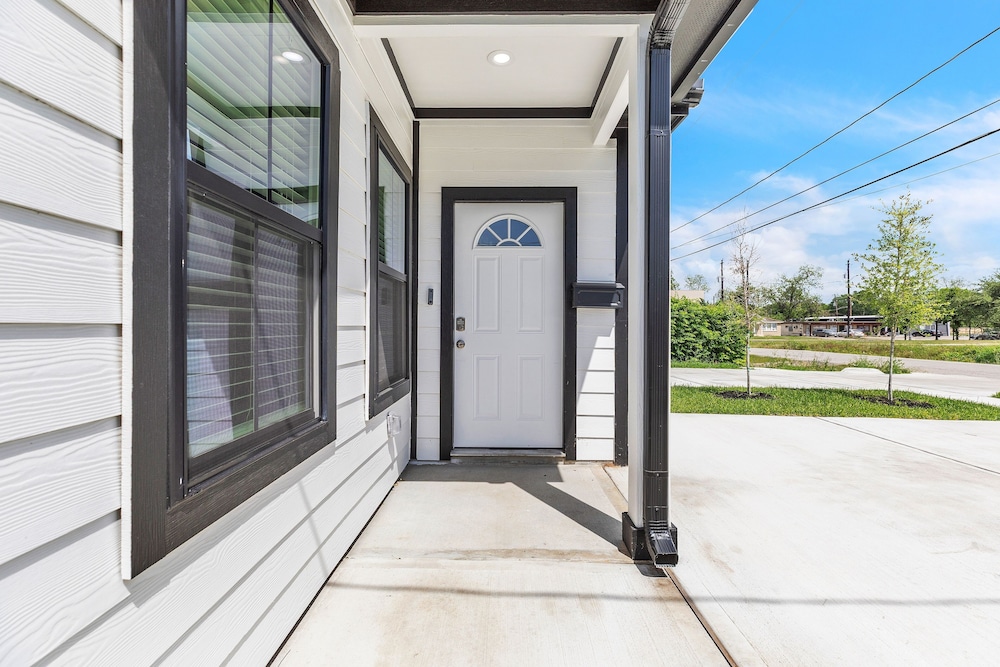 Chic Pet Friendly 3br Duplex In Amazing Location 3 Bedroom Duplex