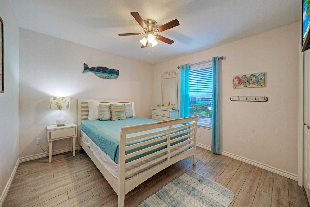 Purple Parrot by Avantstay Heated Pool, Beach Access & Central Port A Location