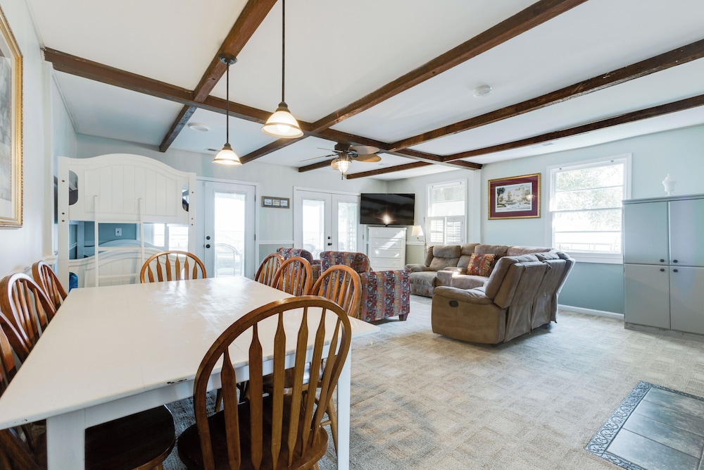 2BR Lakefront Getaway w/ Dock & Boat Launch