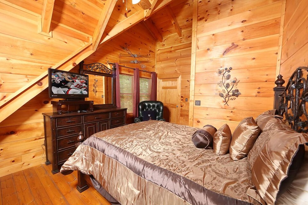 Mountain Majesty 2 Br cabin by RedAwning