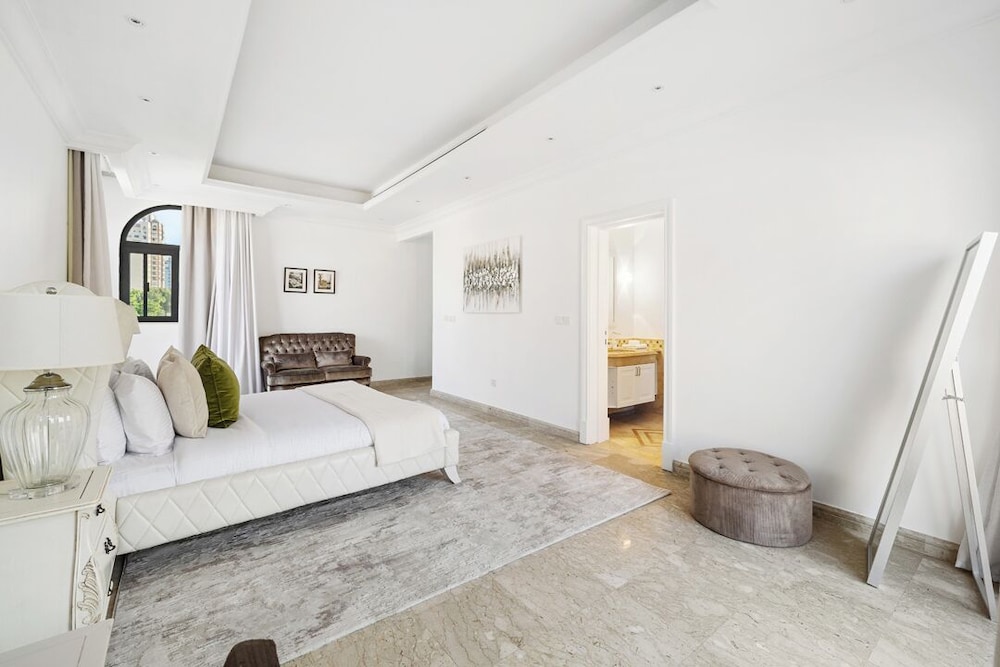 5BR M Private Villa Direct Beach Access