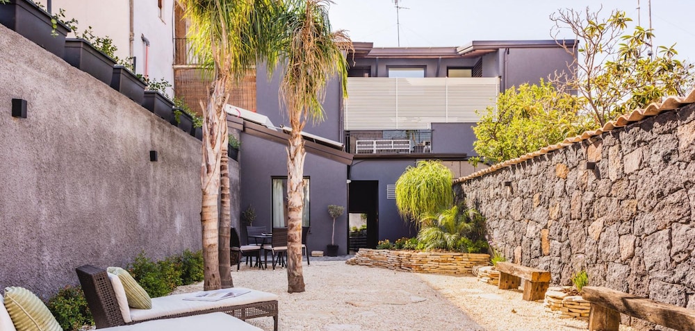 Leone Apartment With Garden by Wonderful Italy