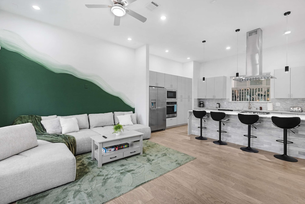 Houston 6 Bedroom Home