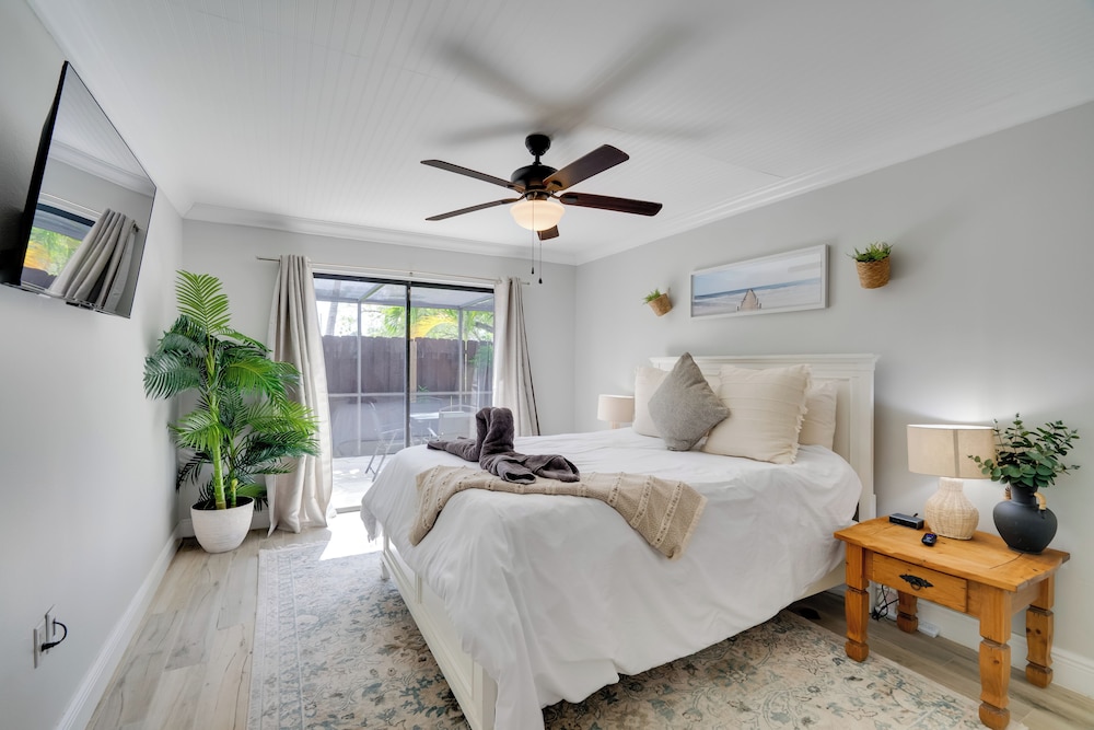 7 Mi to River District & Beach: Fort Myers Retreat