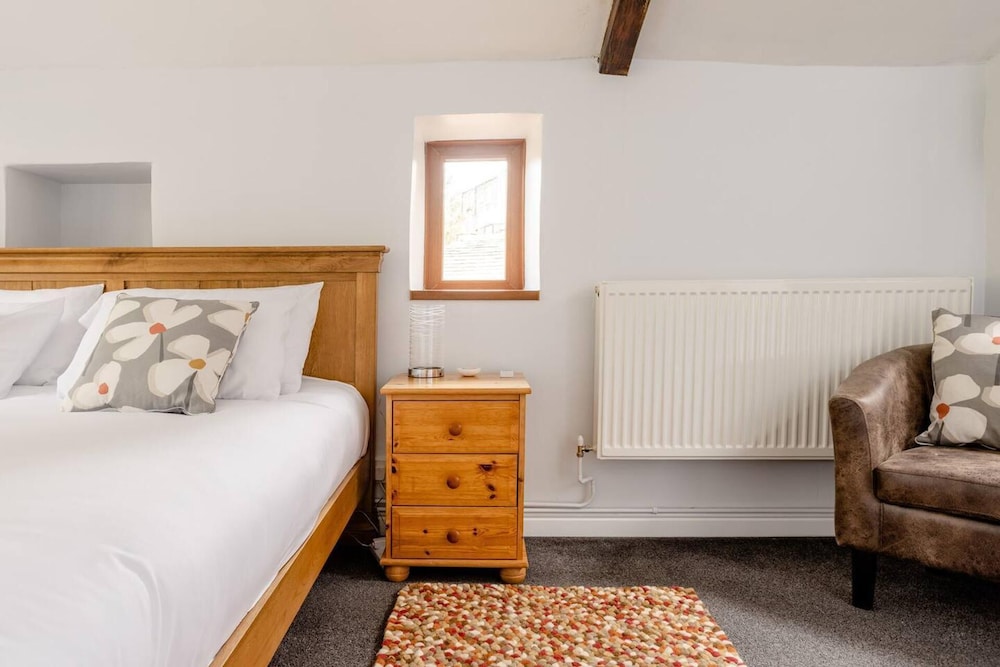 Oldmill-2bed-sleeps6-hottub-privategarden view 4