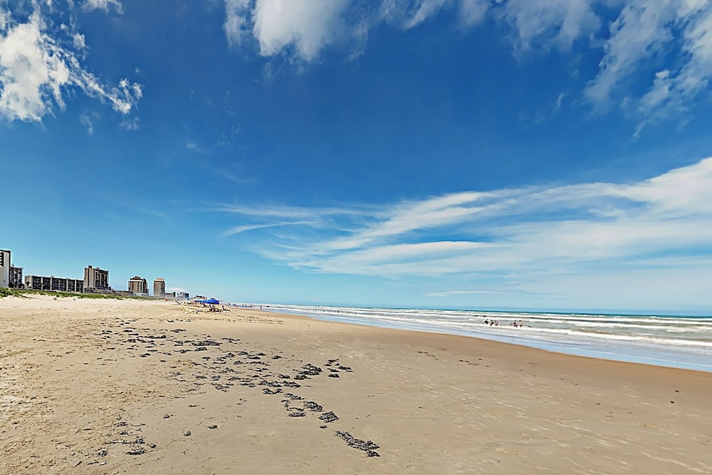 All-suite Beachfront 3BR w/ Gulf Views & Pools