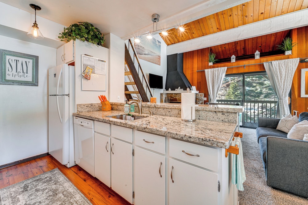 1 Mi to Lake Tahoe: Condo w/ Pool Access