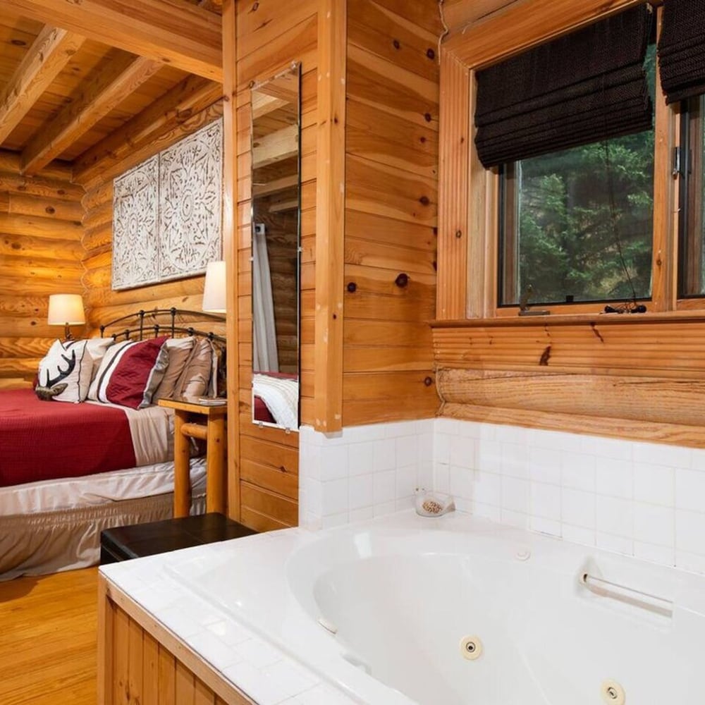 Cozy Upscale Cabin w Fireplace Hot Tub
