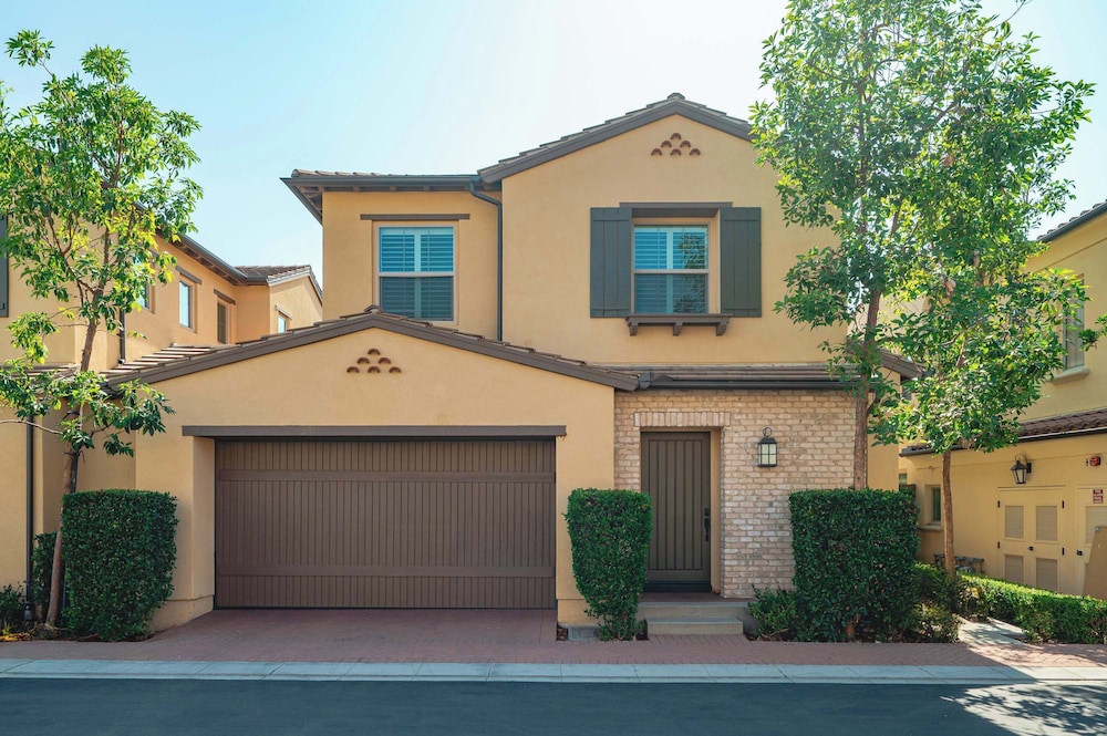 Stylish 3BR Irvine Oasis Family Friendly w Garage