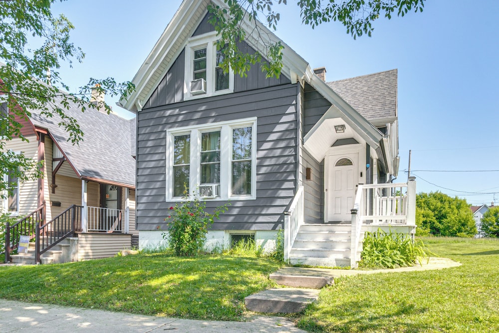 2 Mi to Dtwn Milwaukee: Family Home w/ Yard