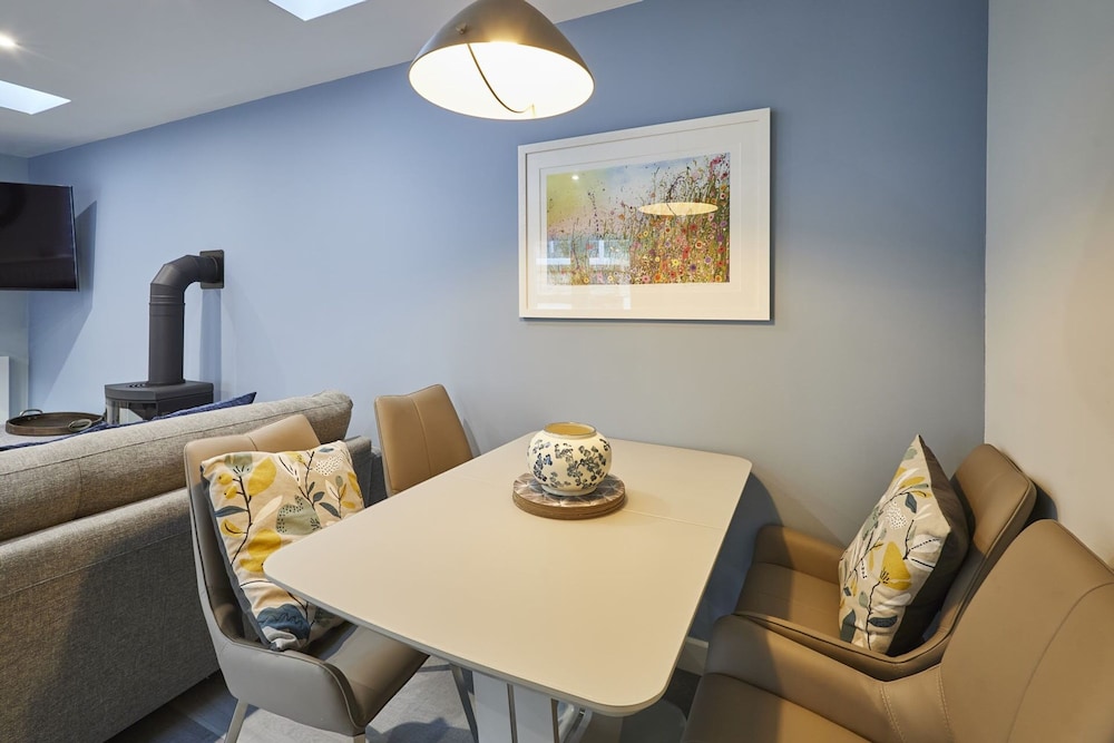 Host Stay Harrow Bothy