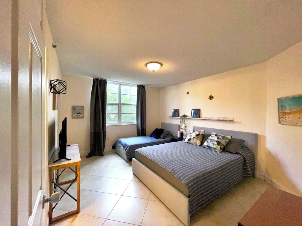 Lux Condo at Yacht Club 10min from Beach