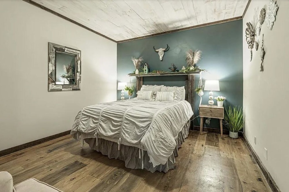 The Log Palace Private Guest Suite 2 Bedroom Cabin by RedAwning