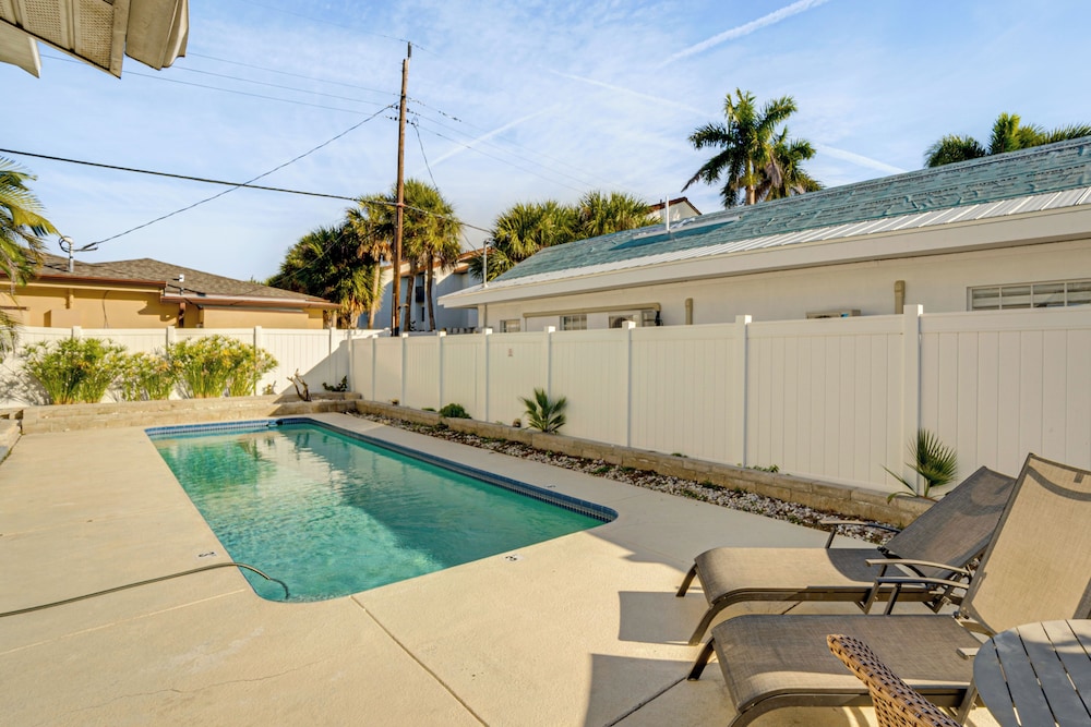 Unwind Poolside + Walk to Beach! Sarasota Retreat