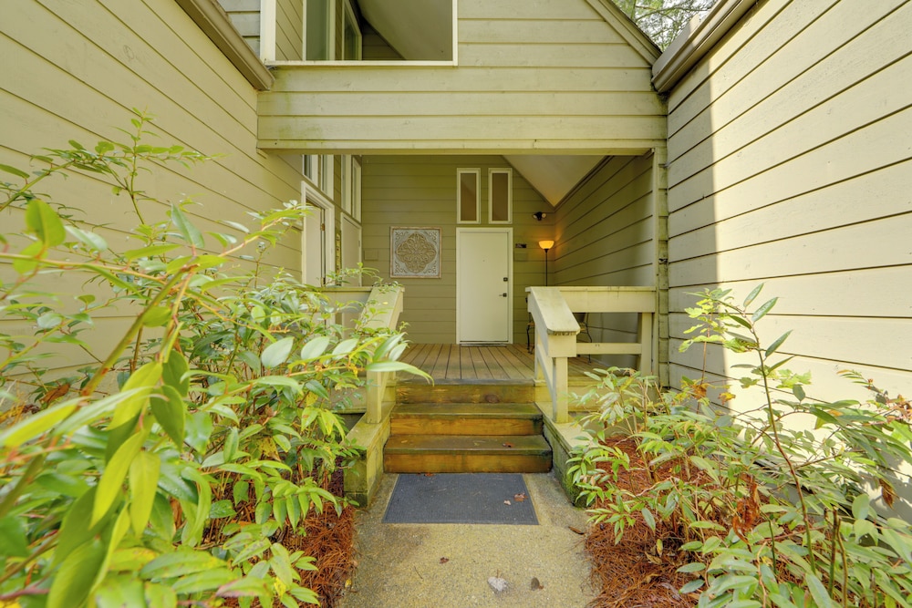 1/2 Mi to Skiing: Resort Getaway in Sapphire!