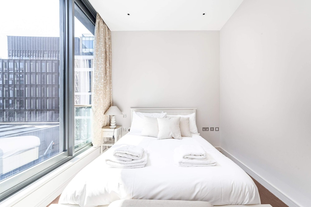 Luxury Penthouse Overlooking the Thames