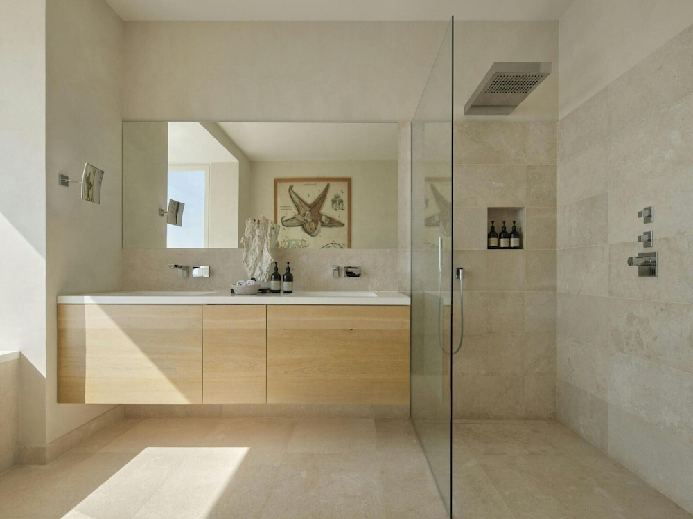 Villa in Tranquil Hillside Location