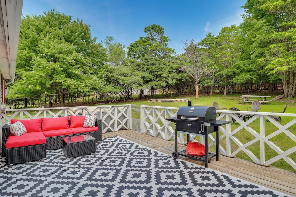 Community Pools & Hot Tub: Albrightsville Cottage!