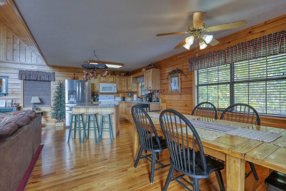 An Amazing View - 4 Bedrooms, 3.5 Baths, Sleeps 10 Cabin by RedAwning