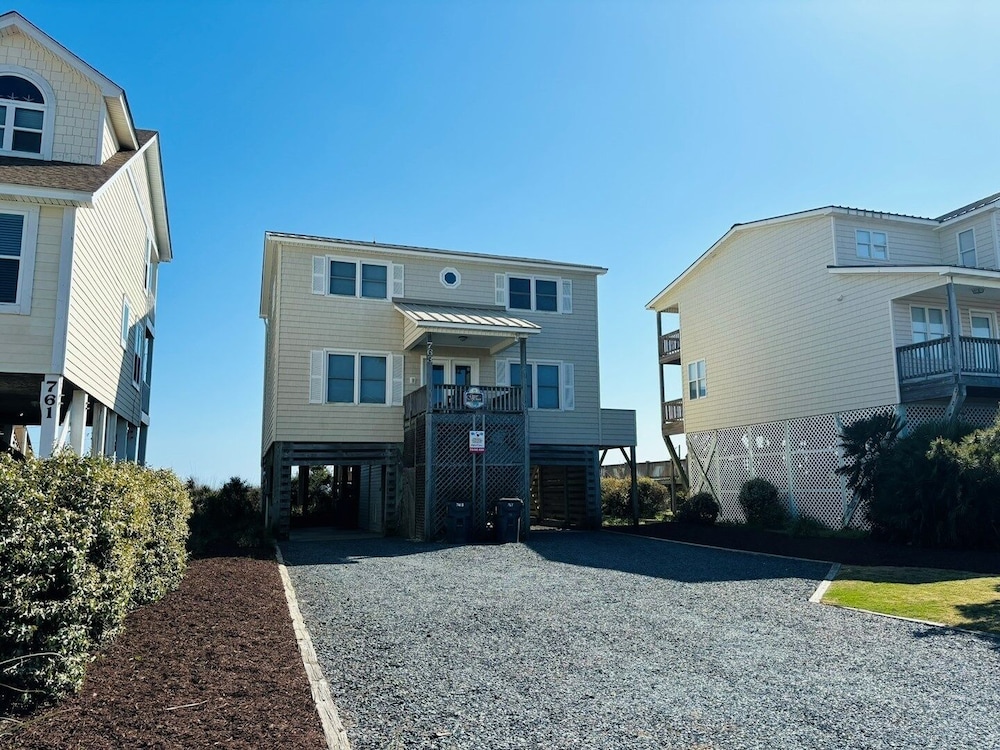Great Place 5 Bedroom Home by RedAwning