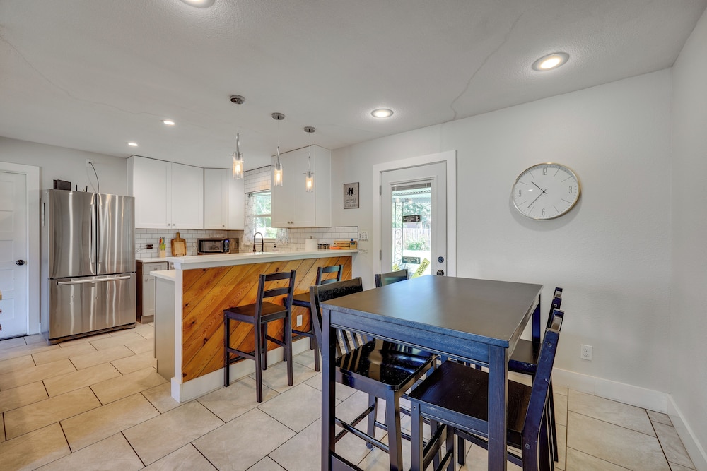 San Antonio Home, 2 Mi to Airport - Pets Welcome!