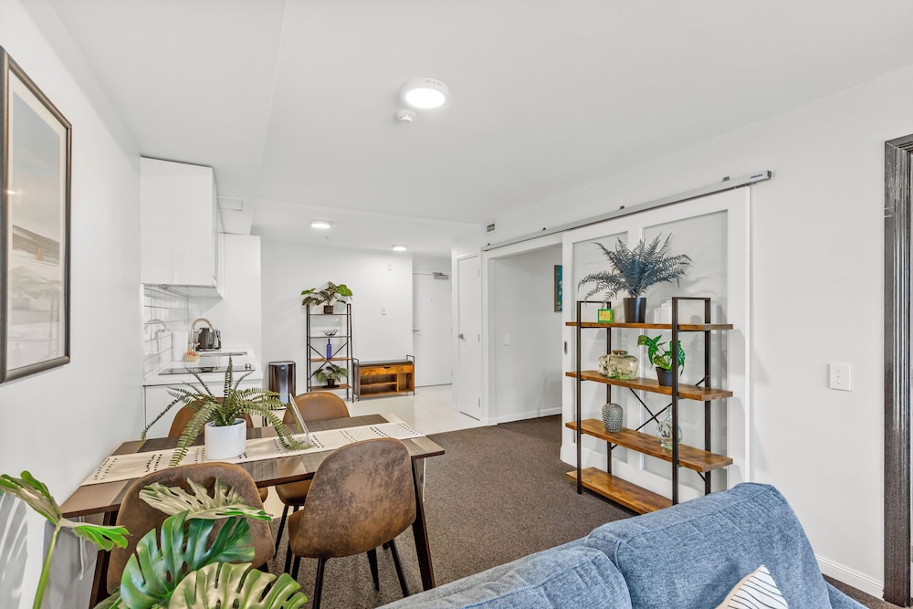 2BR Apt with Parking in Prime Spot Zodiak Stays
