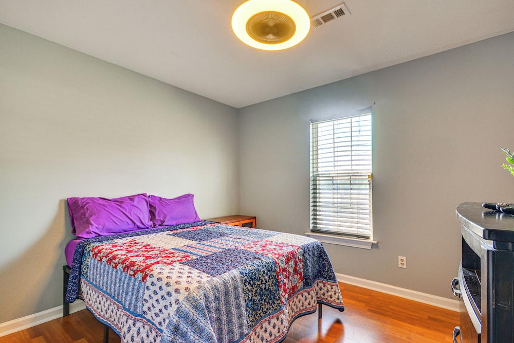 2 Mi to Dtwn Greensboro: Pet-friendly Retreat!