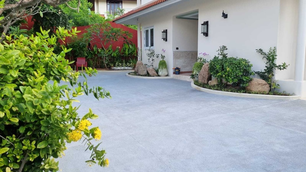 4Bed PoolVillaSteps from the Beach KBR34