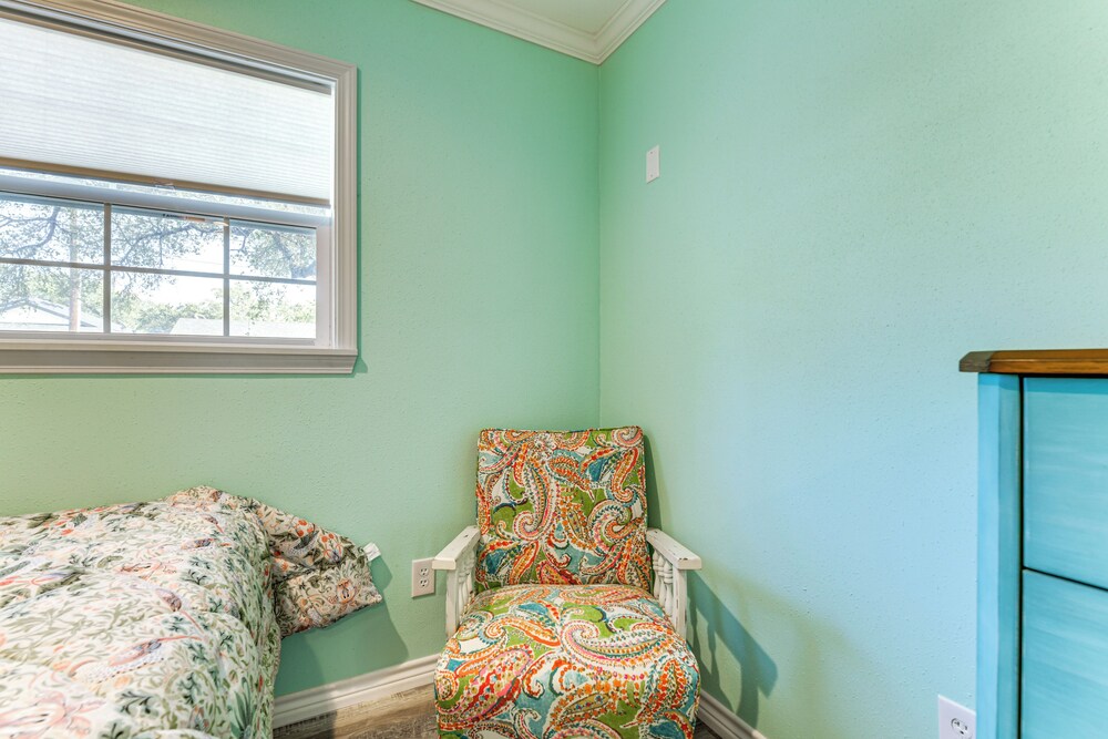 Walk to Pier & Dining: Central Rockport Cottage