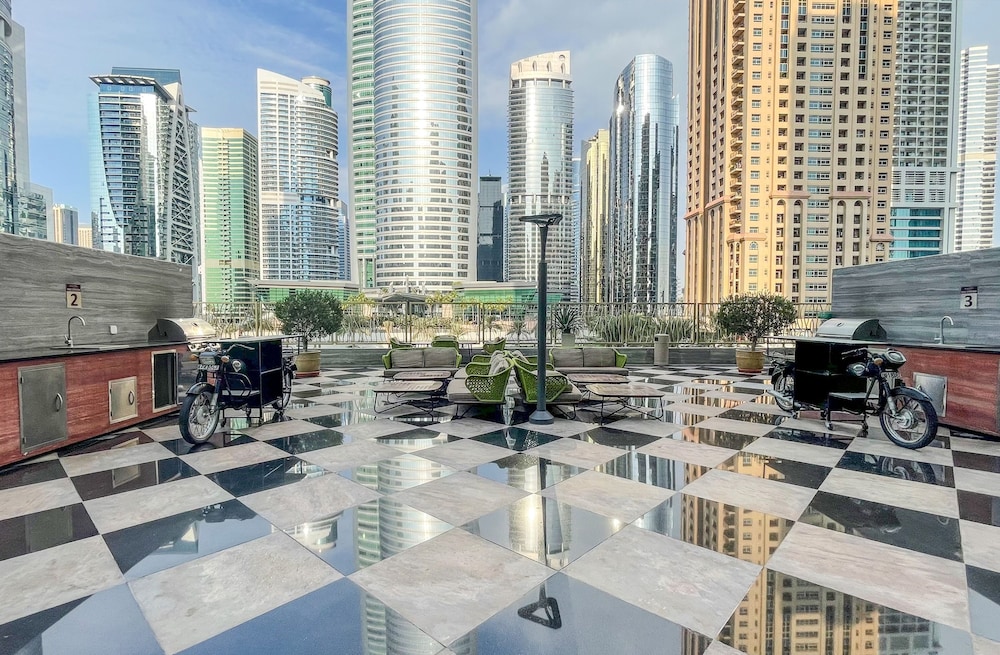 Elite LUX Holiday Homes - Stunning Lake View 1bhk Retreat in JLT Dubai