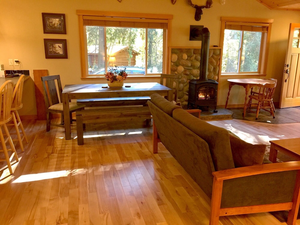 Mt Baker Lodging Cabin 65 Sleeps 10 view 5