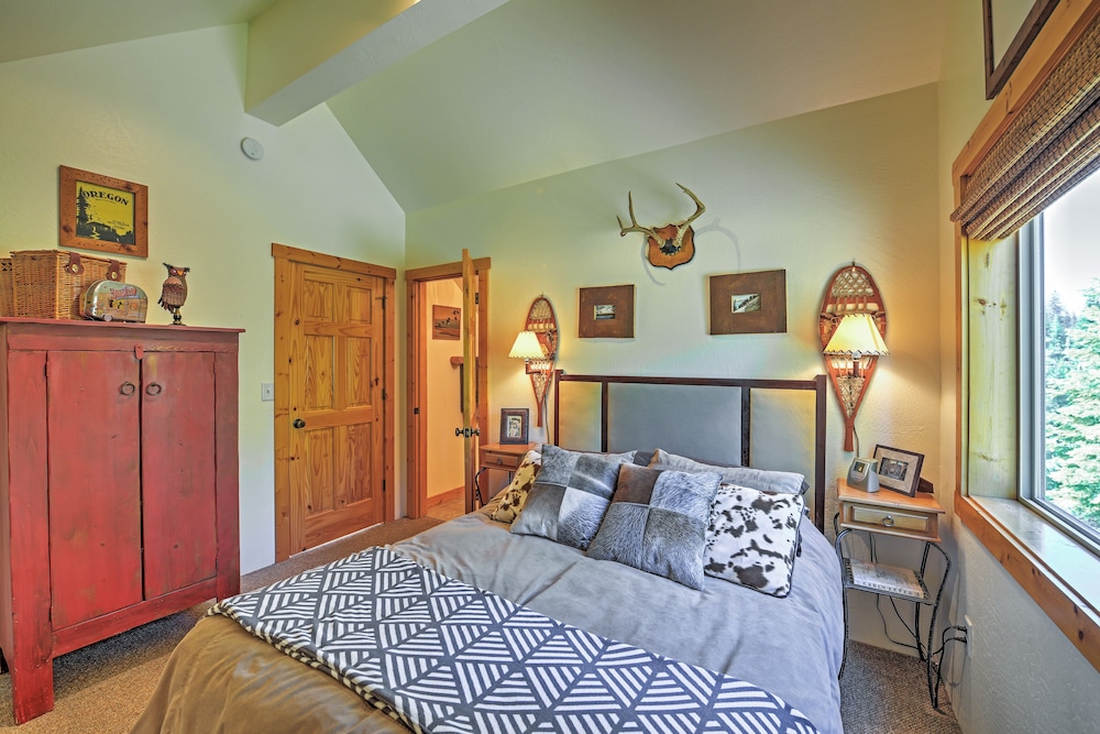 Klamath Falls Vacations - Bright Klamath Falls Cabin w/ Deck Mtn Views! - Property Image 24